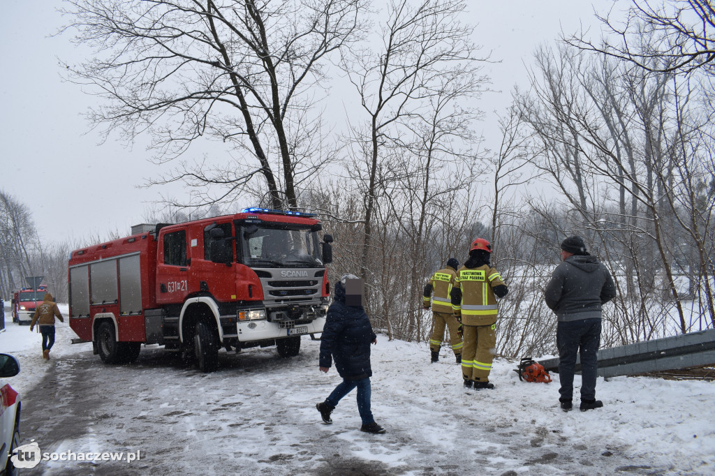 Wypadek na moście w Chodakowie. Samochód spadł do rzeki