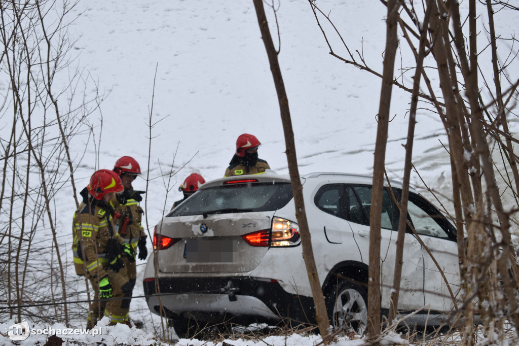 Wypadek na moście w Chodakowie. Samochód spadł do rzeki