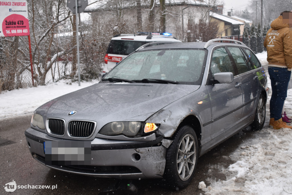 Wypadek na moście w Chodakowie. Samochód spadł do rzeki