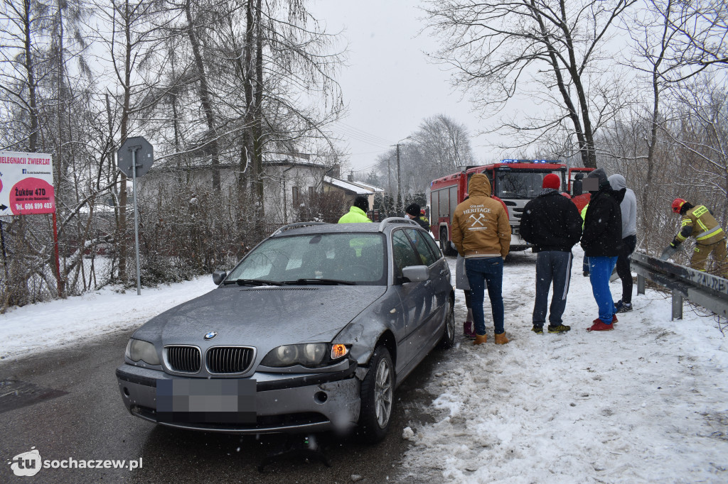 Wypadek na moście w Chodakowie. Samochód spadł do rzeki