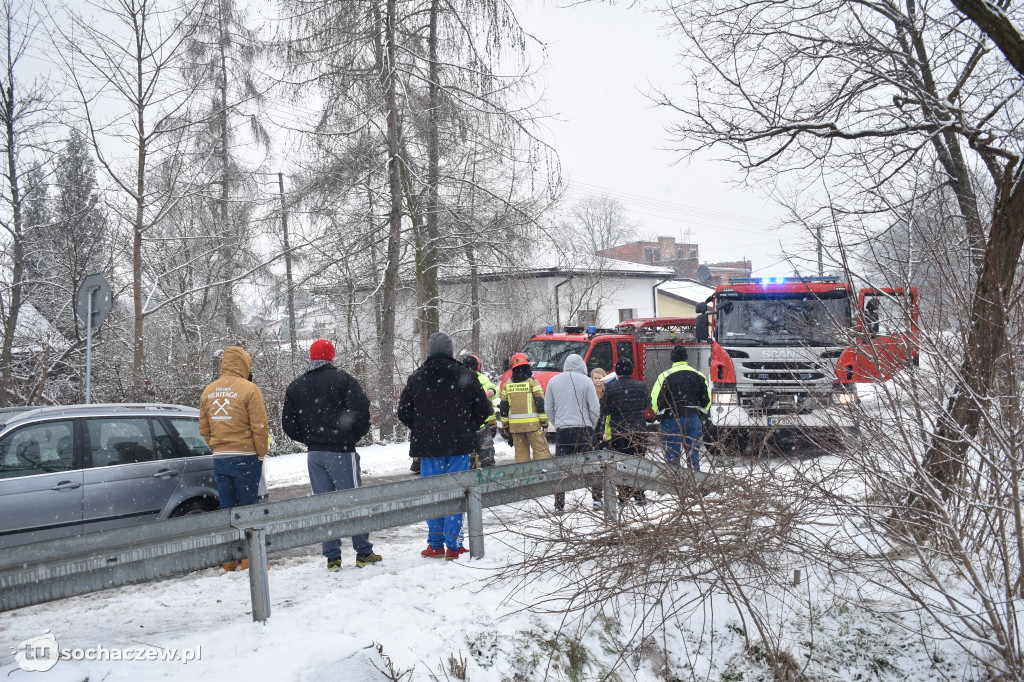 Wypadek na moście w Chodakowie. Samochód spadł do rzeki