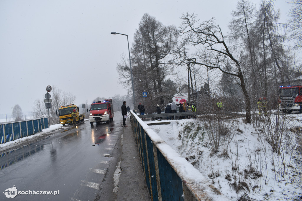 Wypadek na moście w Chodakowie. Samochód spadł do rzeki