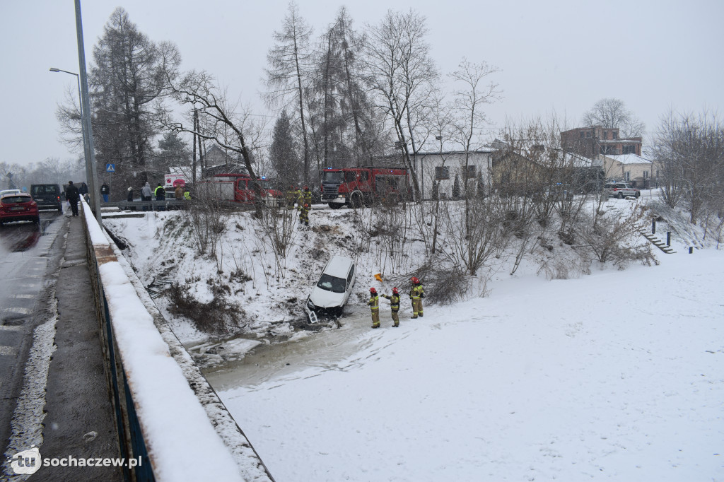 Wypadek na moście w Chodakowie. Samochód spadł do rzeki