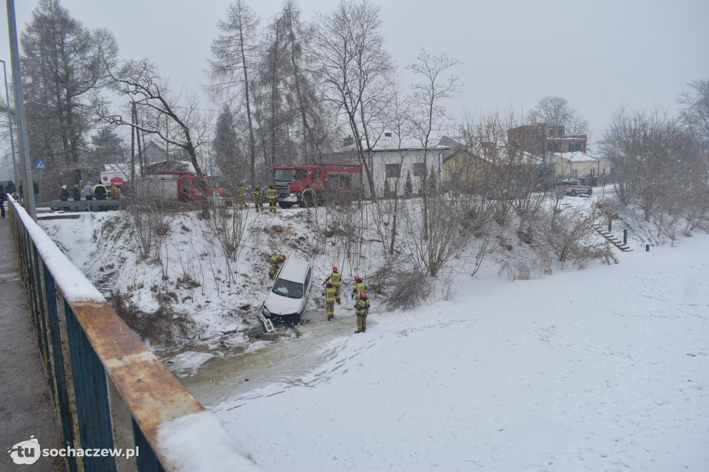 Wypadek na moście w Chodakowie. Samochód spadł do rzeki