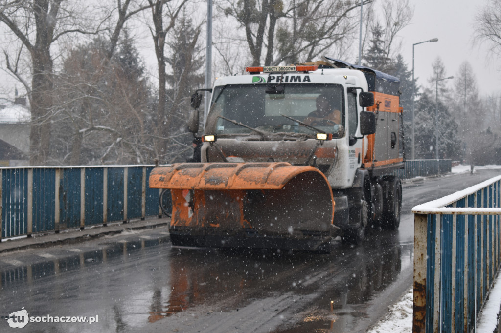 Wypadek na moście w Chodakowie. Samochód spadł do rzeki