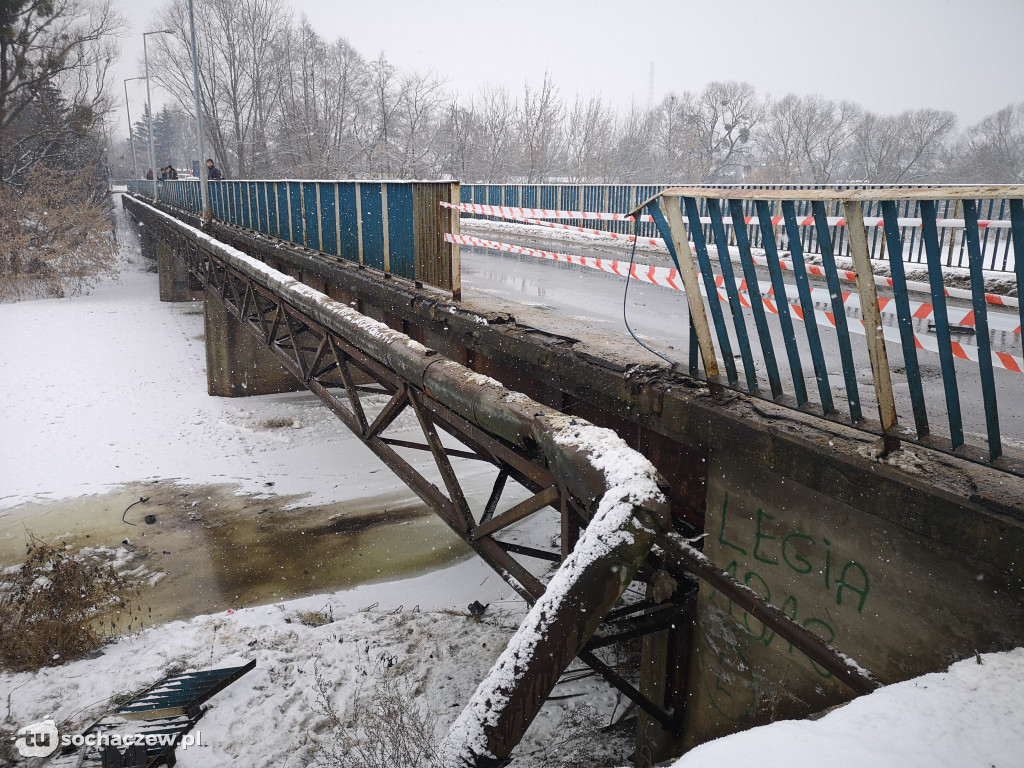 Wypadek na moście w Chodakowie. Samochód spadł do rzeki