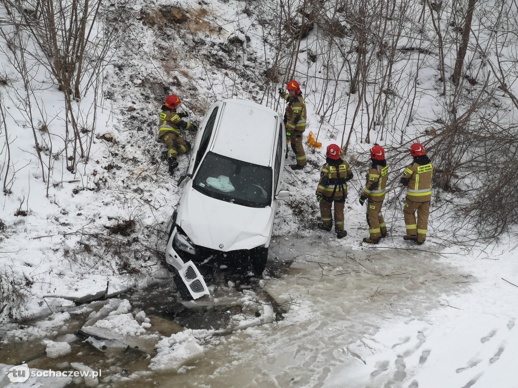 Wypadek na moście w Chodakowie. Samochód spadł do rzeki