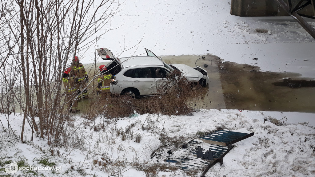 Wypadek na moście w Chodakowie. Samochód spadł do rzeki