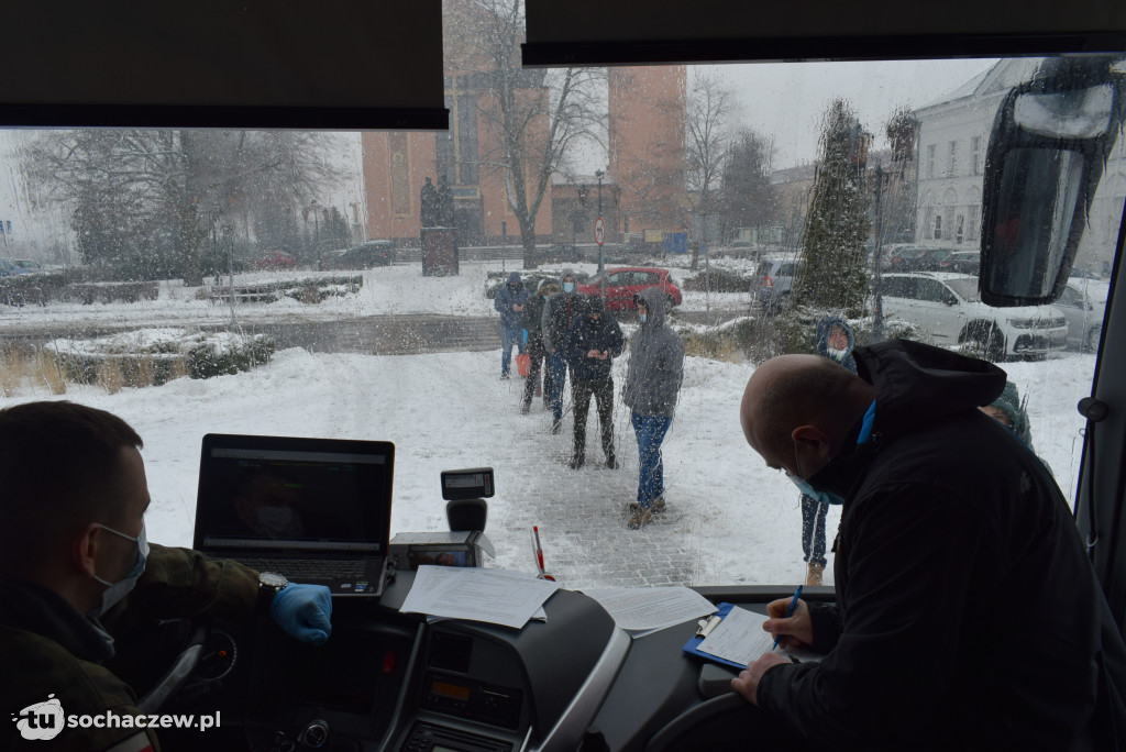 Kolejka sochaczewian do punktu pobrań