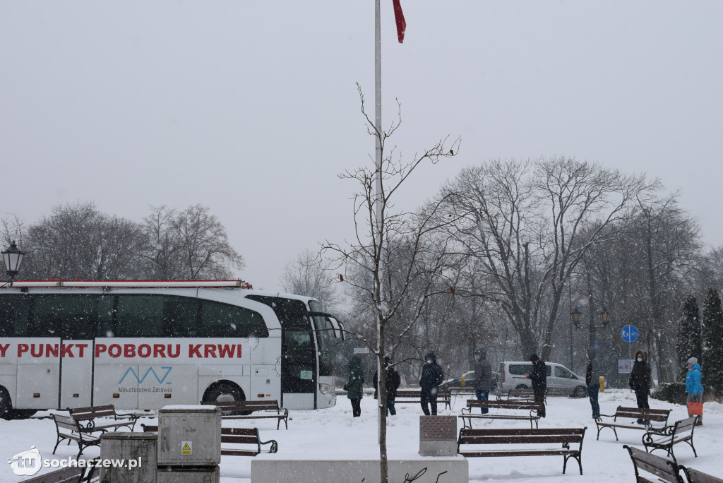 Kolejka sochaczewian do punktu pobrań