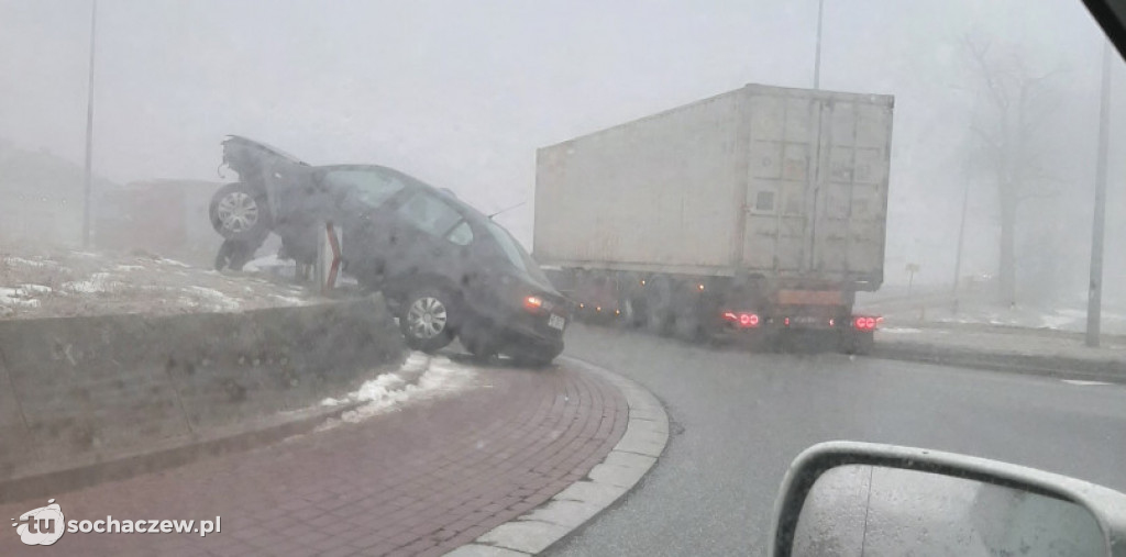 Wbity w rondo w Ruszkach. Apelujemy o ostrożność