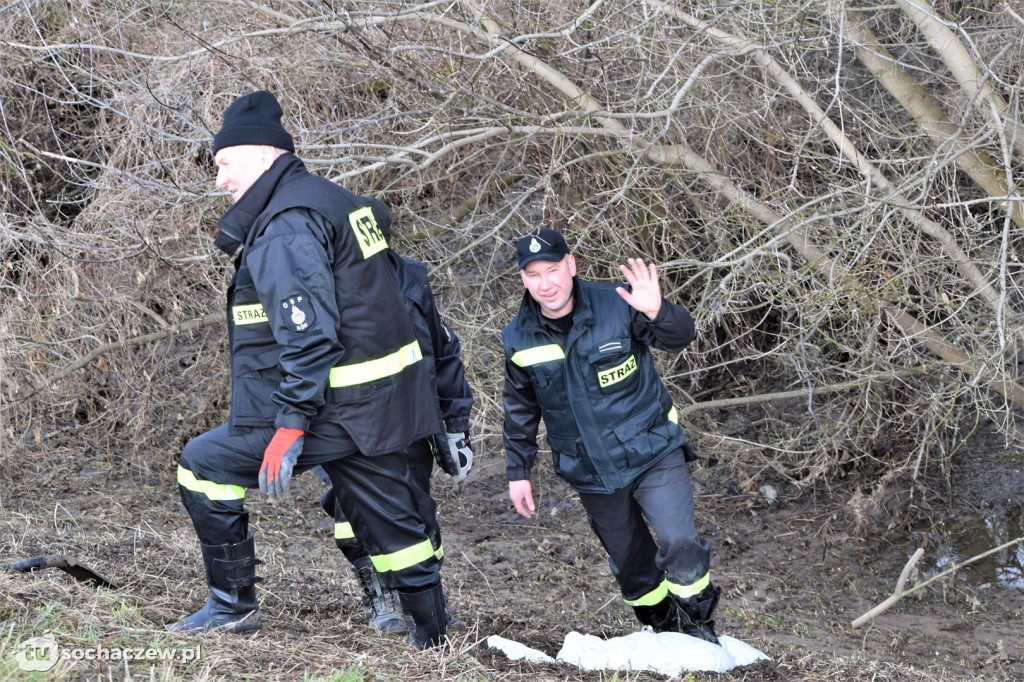 Akcja OSP z Gminy Iłów: wały przeciwpowodziowe zabezpieczone