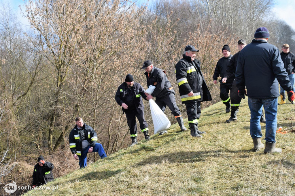 Akcja OSP z Gminy Iłów: wały przeciwpowodziowe zabezpieczone