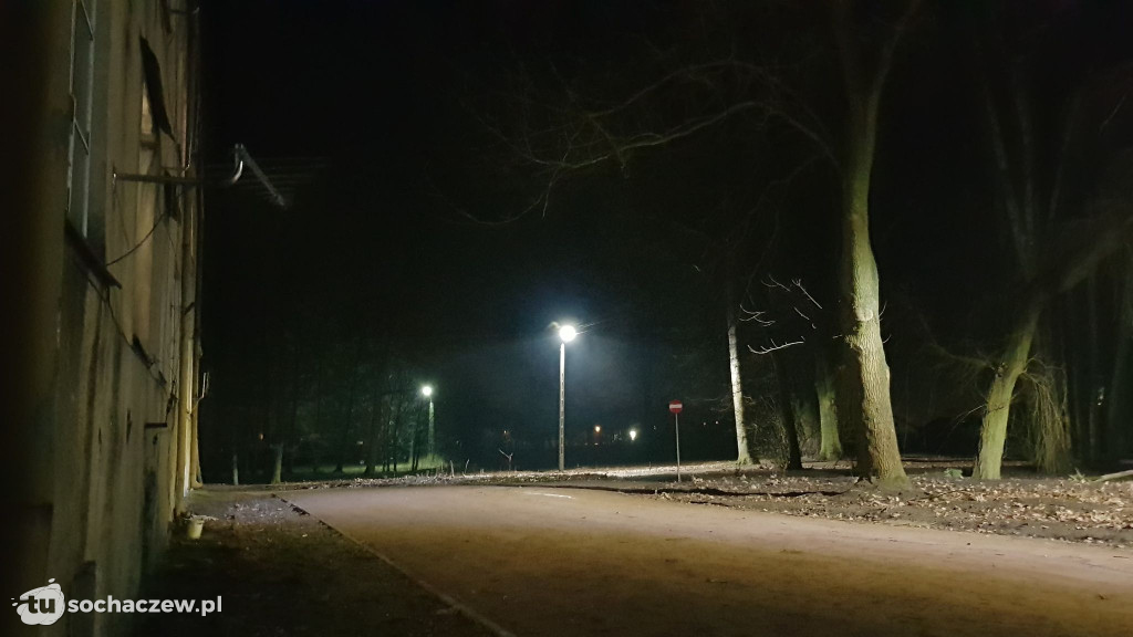 Nowe energooszczędne oświetlenie w zabytkowym parku w Młodzieszynie