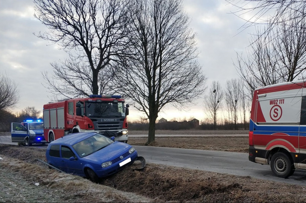 Ślizgawka na drogach. Dwa dachowania w powiecie