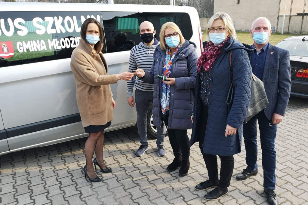Nowy bus szkolny w gminie Młodzieszyn