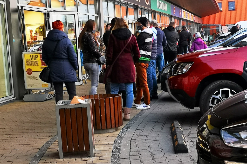 Sochaczew: na dzień przed ogólnopolskim lockdownem sochaczewianie szturmują sklepy