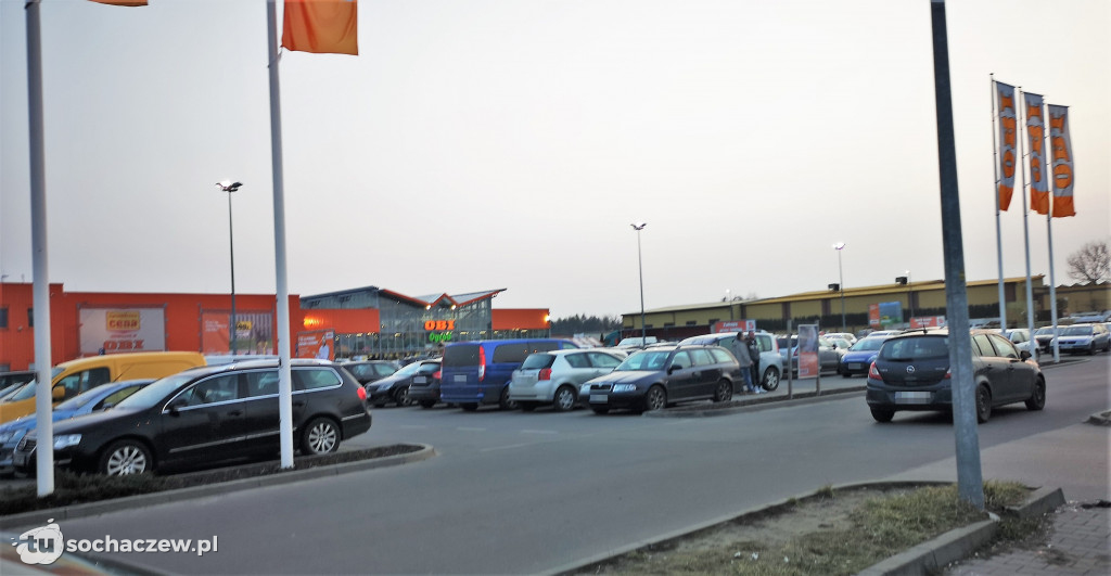 Sochaczew: na dzień przed ogólnopolskim lockdownem sochaczewianie szturmują sklepy