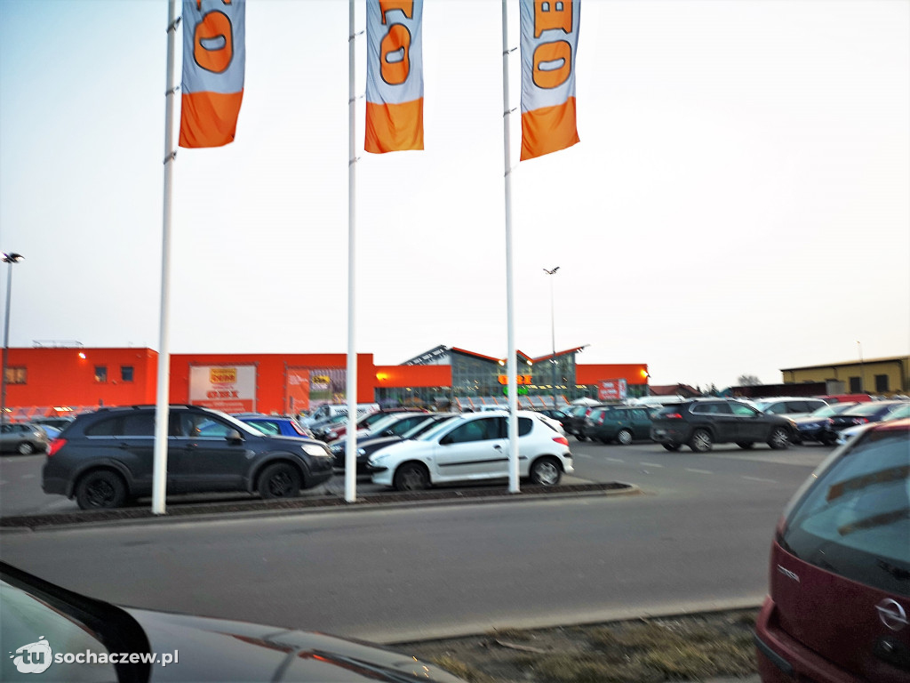 Sochaczew: na dzień przed ogólnopolskim lockdownem sochaczewianie szturmują sklepy
