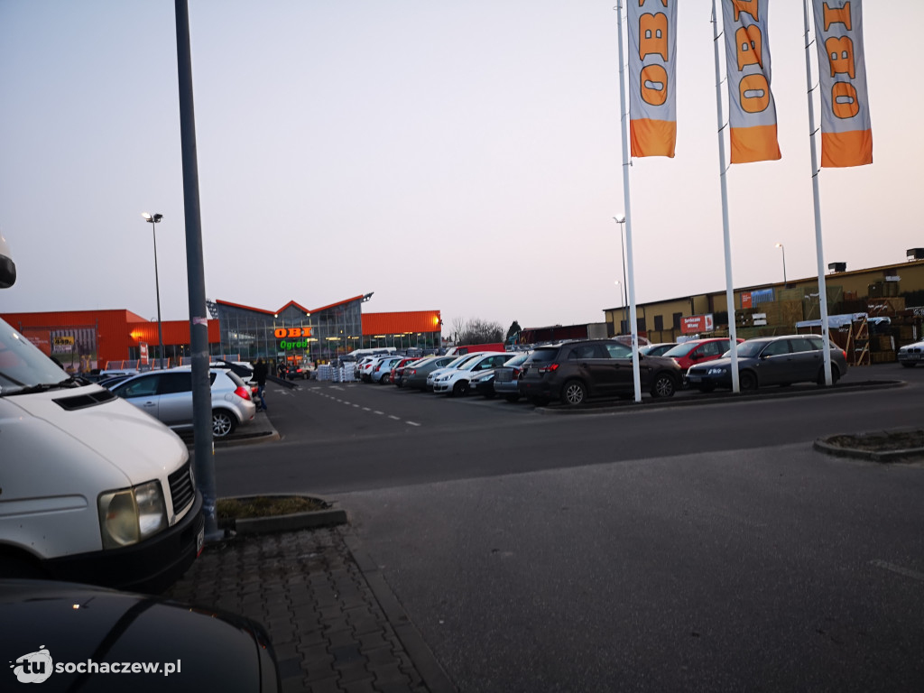 Sochaczew: na dzień przed ogólnopolskim lockdownem sochaczewianie szturmują sklepy