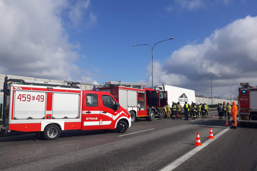Autostrada A2 zablokowana. Ciężarówka przebiła bariery