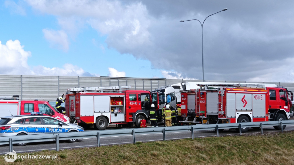 Autostrada A2 zablokowana. Ciężarówka przebiła bariery