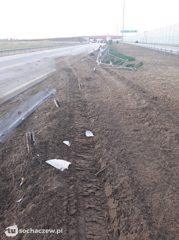 Autostrada A2 zablokowana. Ciężarówka przebiła bariery
