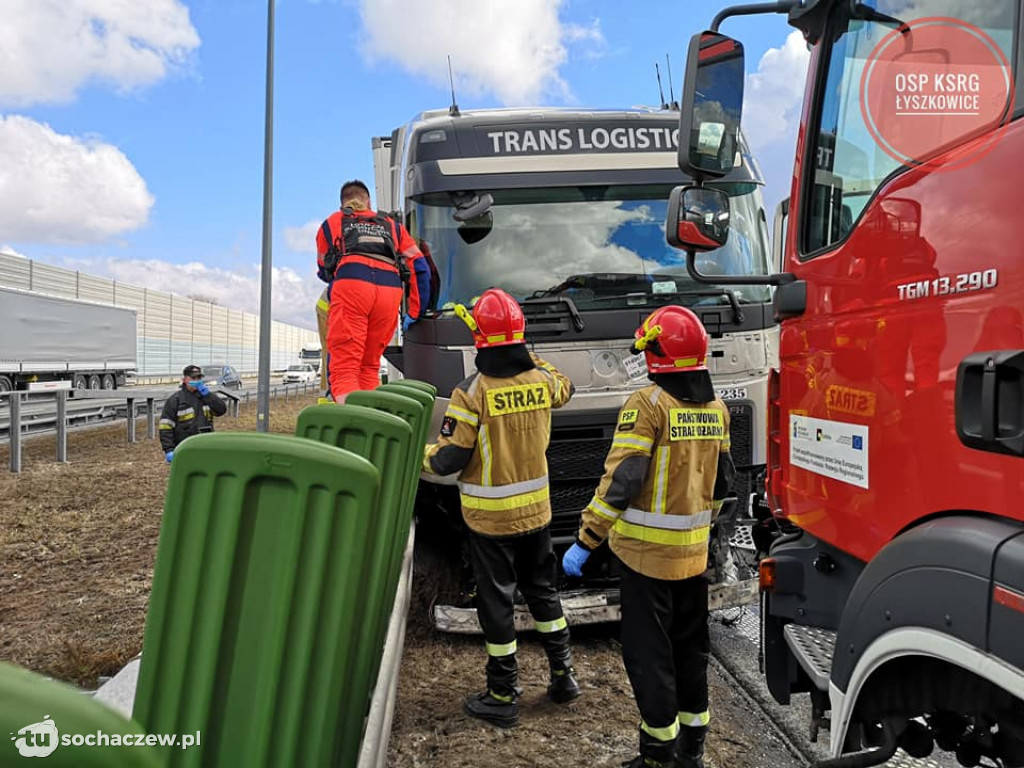 Autostrada A2 zablokowana. Ciężarówka przebiła bariery