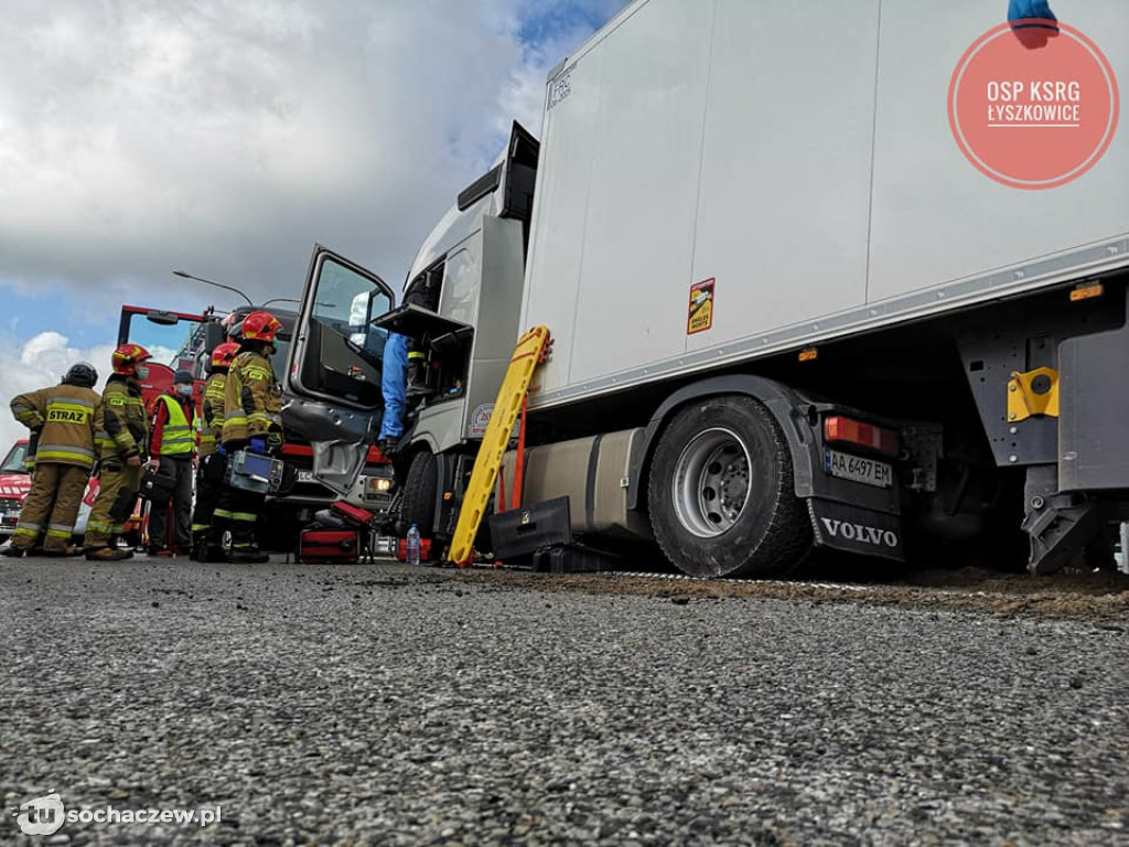 Autostrada A2 zablokowana. Ciężarówka przebiła bariery