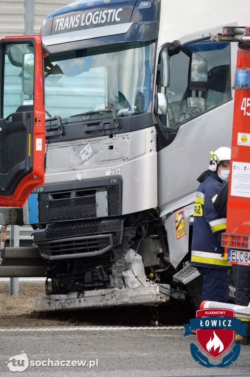 Autostrada A2 zablokowana. Ciężarówka przebiła bariery