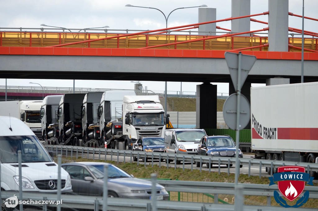 Autostrada A2 zablokowana. Ciężarówka przebiła bariery