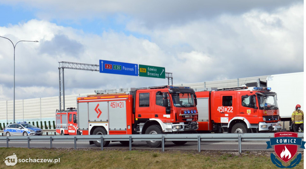 Autostrada A2 zablokowana. Ciężarówka przebiła bariery