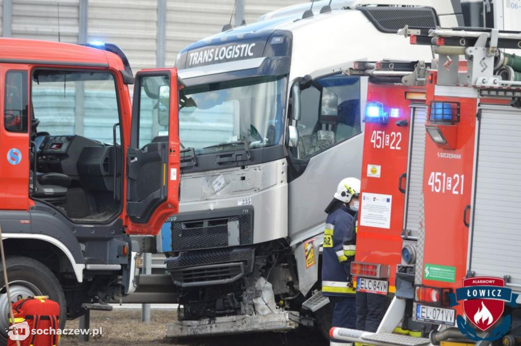 Autostrada A2 zablokowana. Ciężarówka przebiła bariery