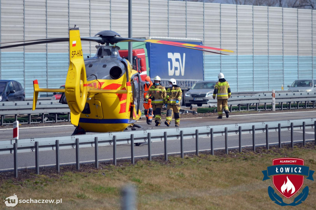 Autostrada A2 zablokowana. Ciężarówka przebiła bariery