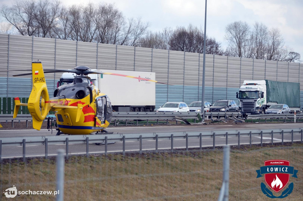 Autostrada A2 zablokowana. Ciężarówka przebiła bariery