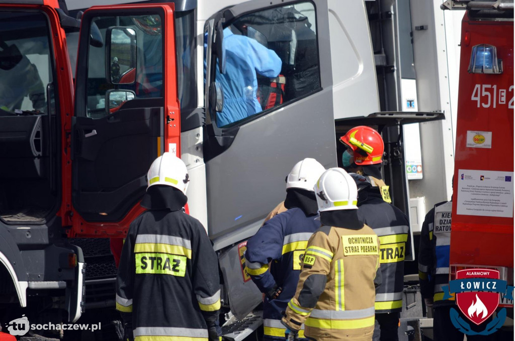 Autostrada A2 zablokowana. Ciężarówka przebiła bariery