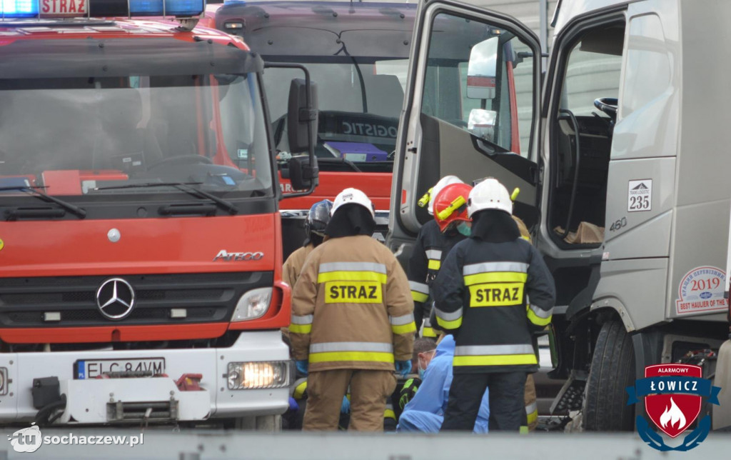 Autostrada A2 zablokowana. Ciężarówka przebiła bariery