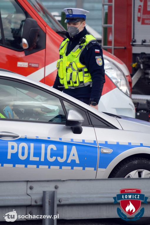 Autostrada A2 zablokowana. Ciężarówka przebiła bariery