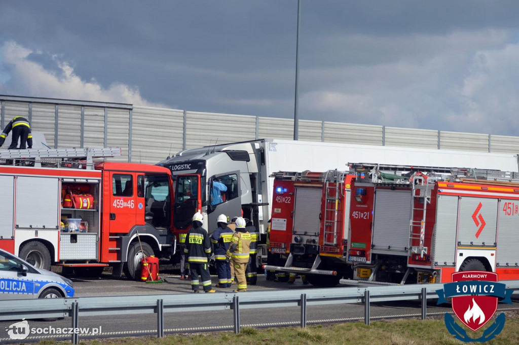 Autostrada A2 zablokowana. Ciężarówka przebiła bariery