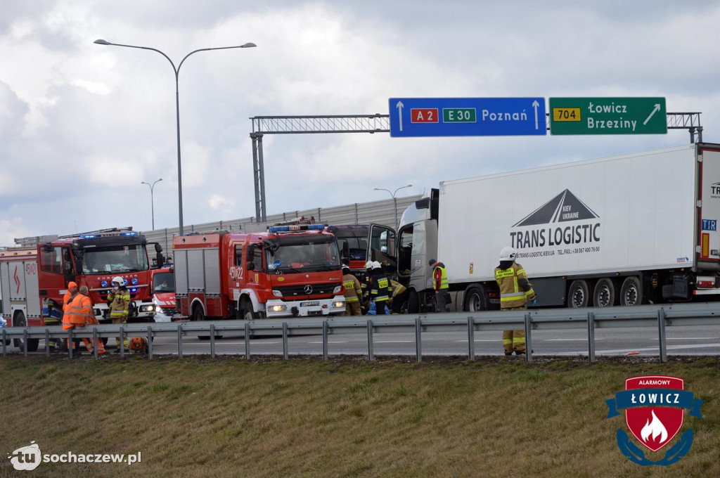 Autostrada A2 zablokowana. Ciężarówka przebiła bariery