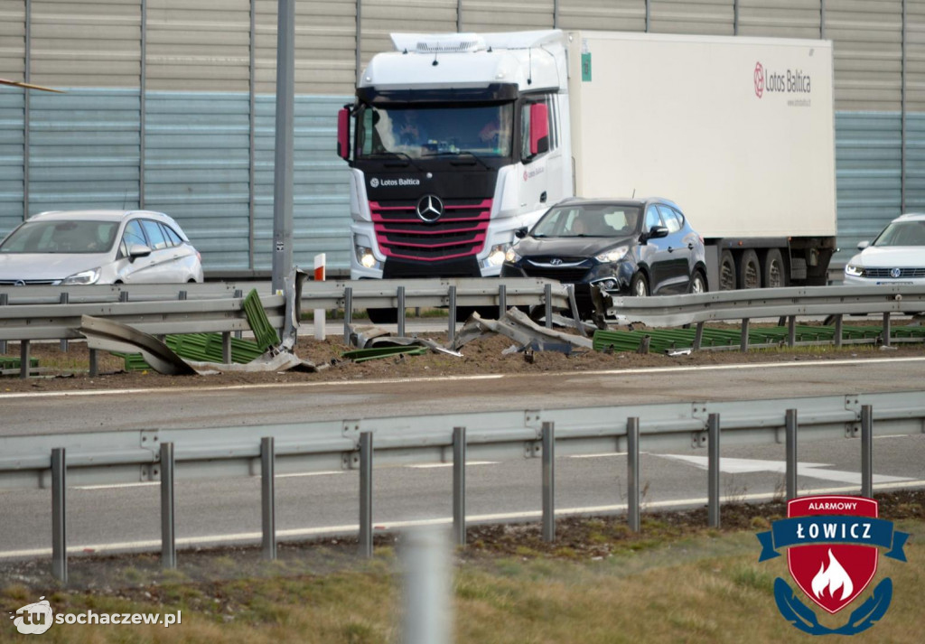 Autostrada A2 zablokowana. Ciężarówka przebiła bariery