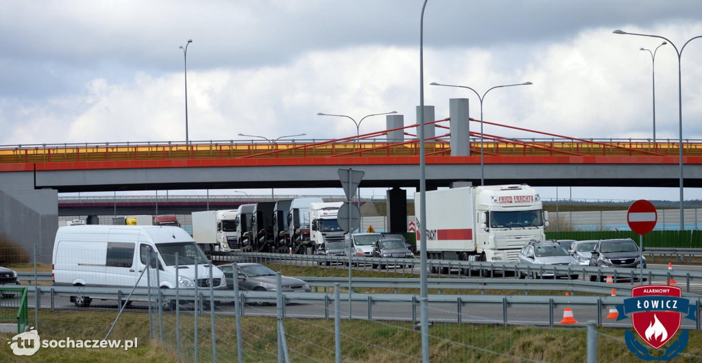 Autostrada A2 zablokowana. Ciężarówka przebiła bariery