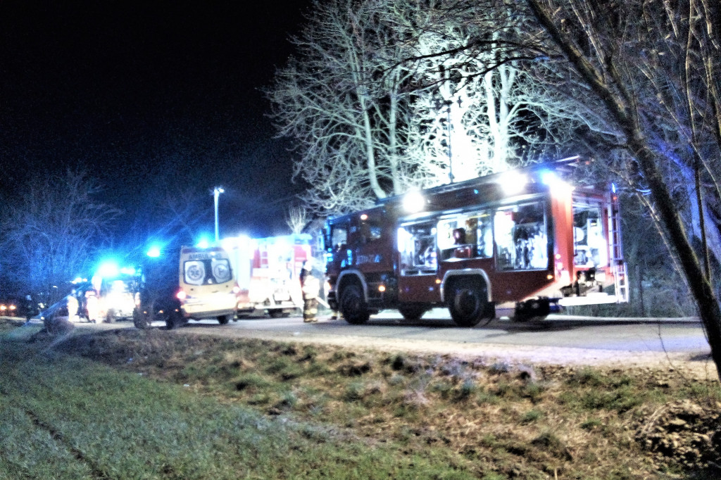 Pożar w Matyldowie. Poszkodowani strażacy
