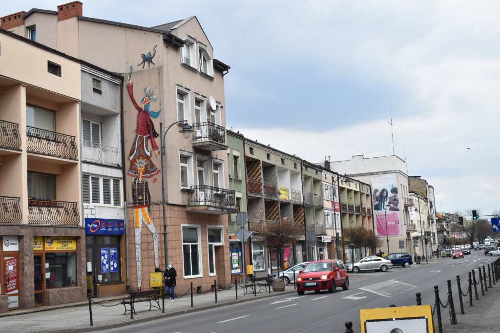 Mural na Warszawskiej. Przybyło uroku
