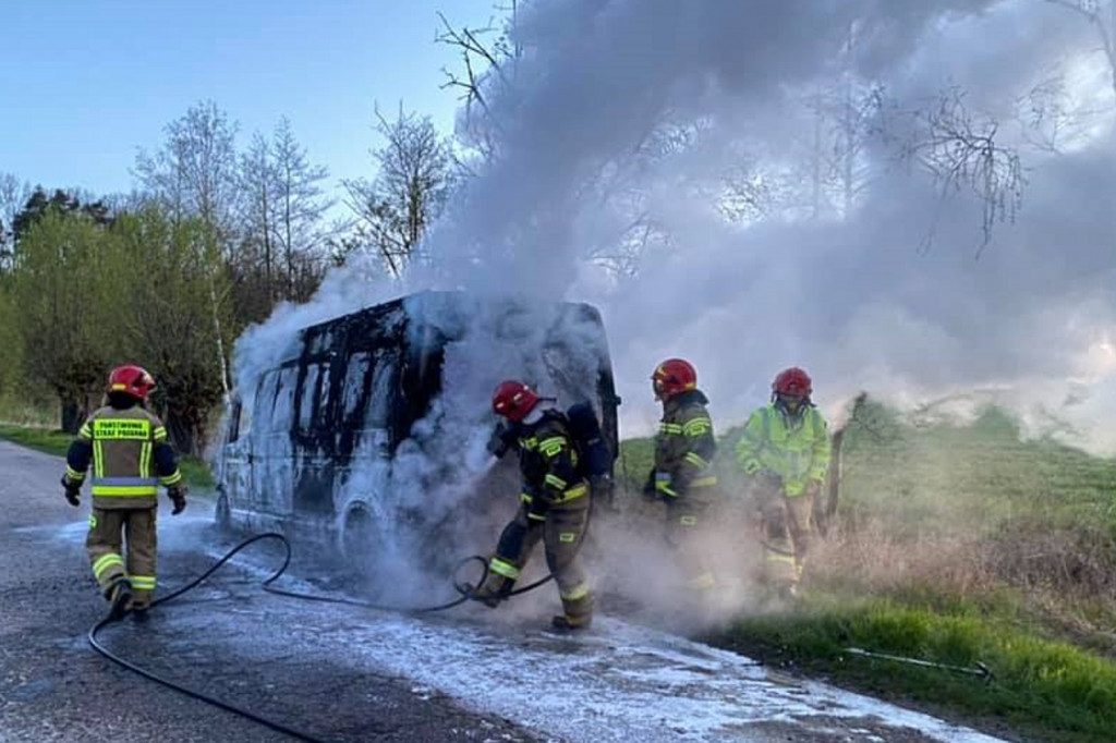 Braki: auto spłonęło doszczętnie