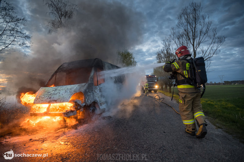 Braki: auto spłonęło doszczętnie