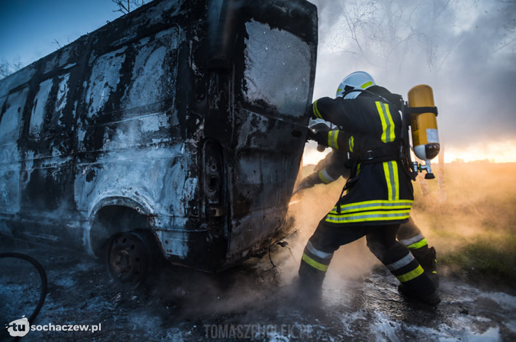 Braki: auto spłonęło doszczętnie