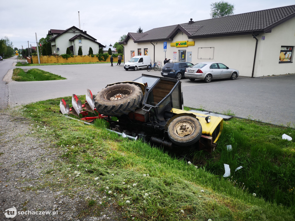 Giżyce: traktor w rowie