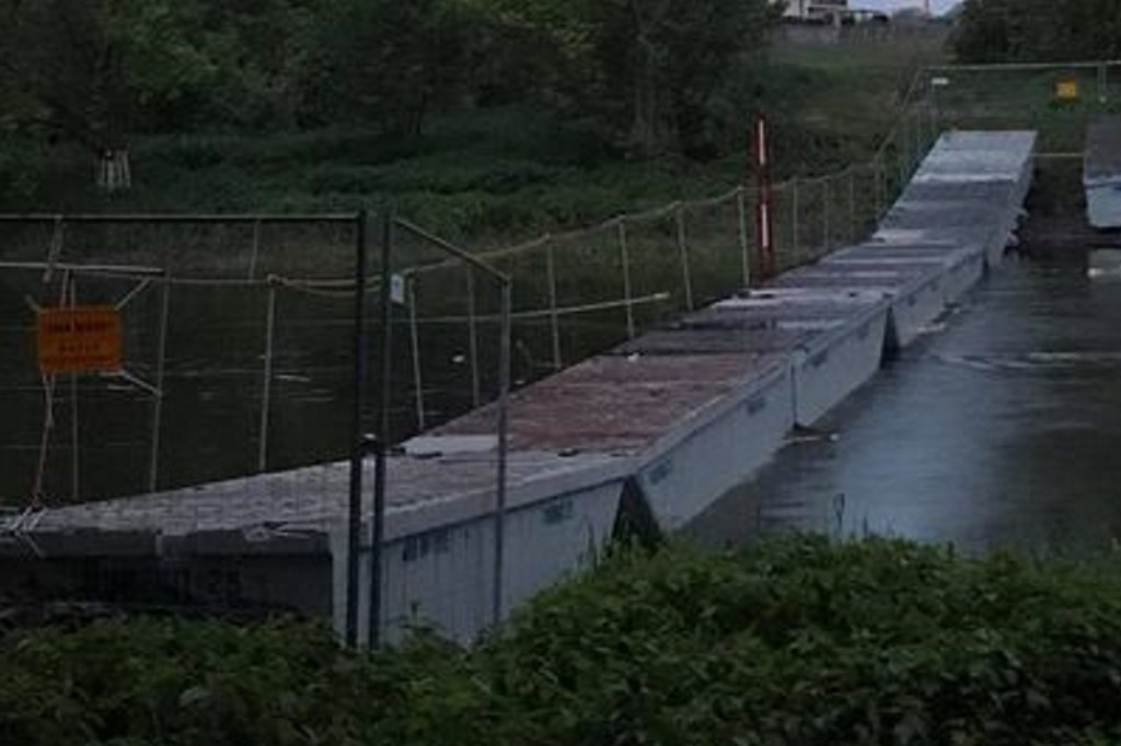 Chodaków. Kładka dla pieszych budzi obawy
