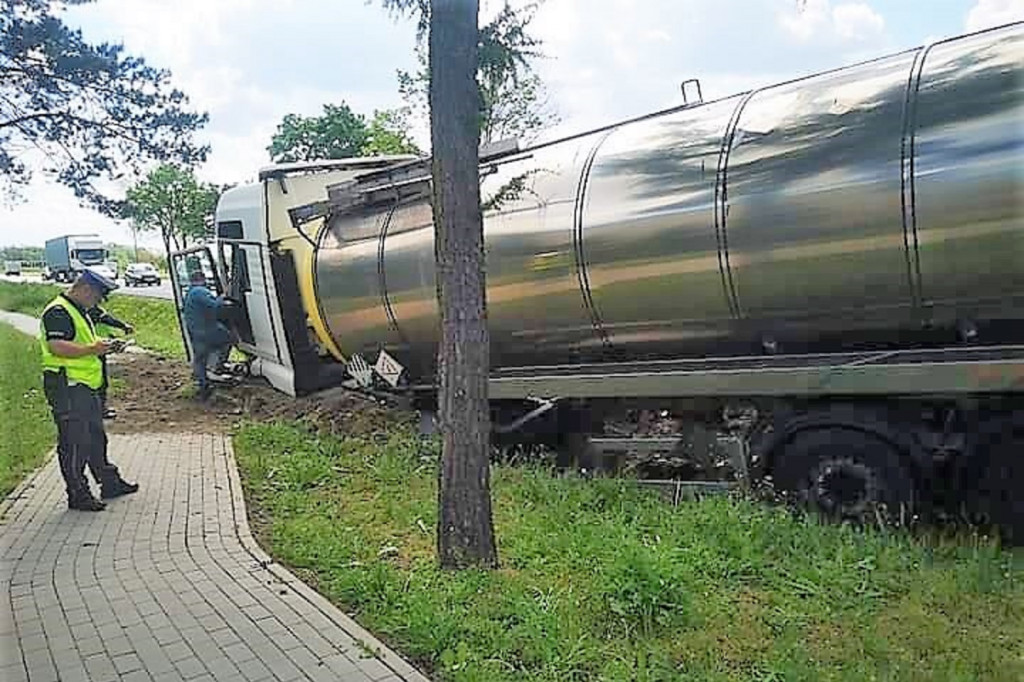Lisice: zderzenie ciężarówki z osobówką na DK 92